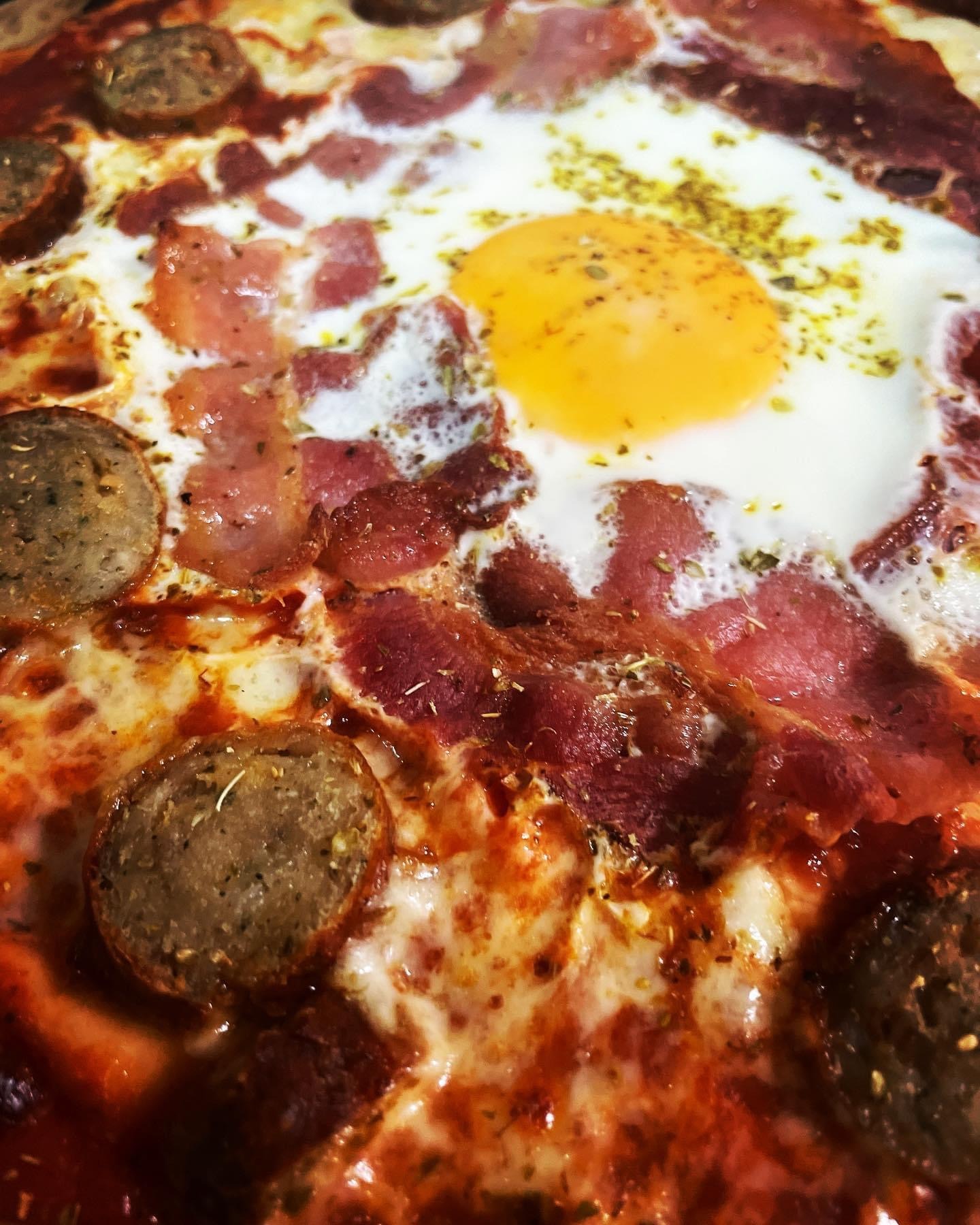 English breakfast pizz